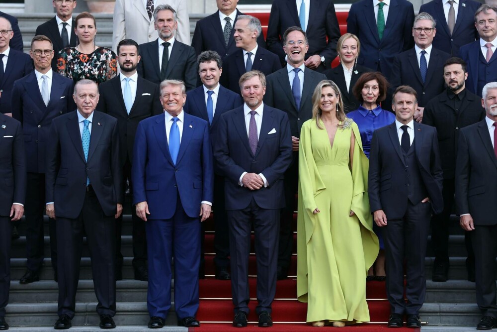 Imagini spectaculoase de la dineul regal al liderilor NATO. Ce au mâncat oamenii cu bugete de apărare de 1.400 mld. $ | FOTO - Imaginea 27