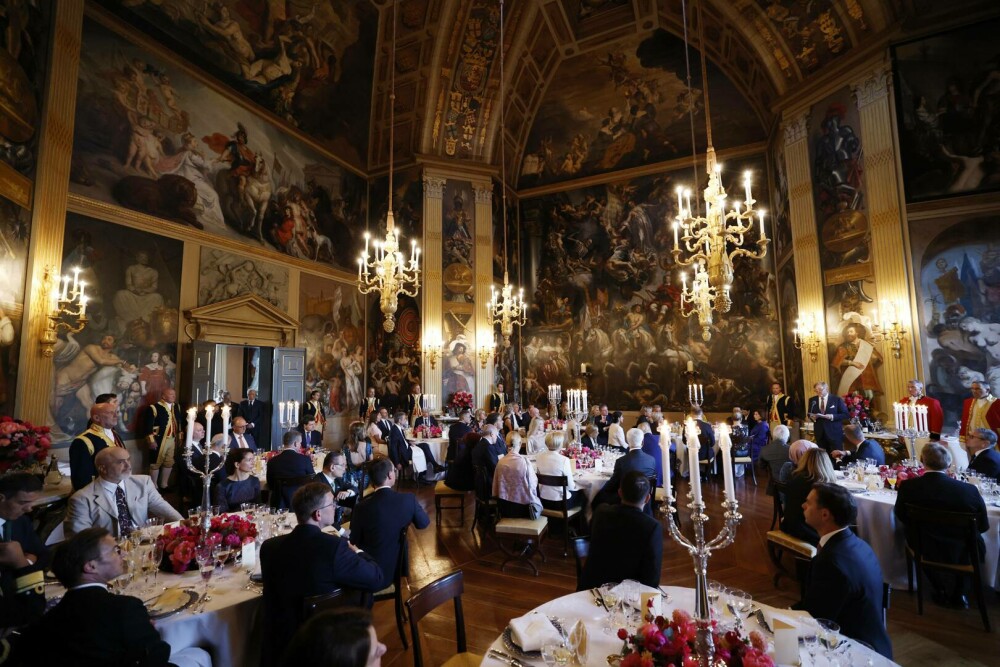 Imagini spectaculoase de la dineul regal al liderilor NATO. Ce au mâncat oamenii cu bugete de apărare de 1.400 mld. $ | FOTO - Imaginea 29