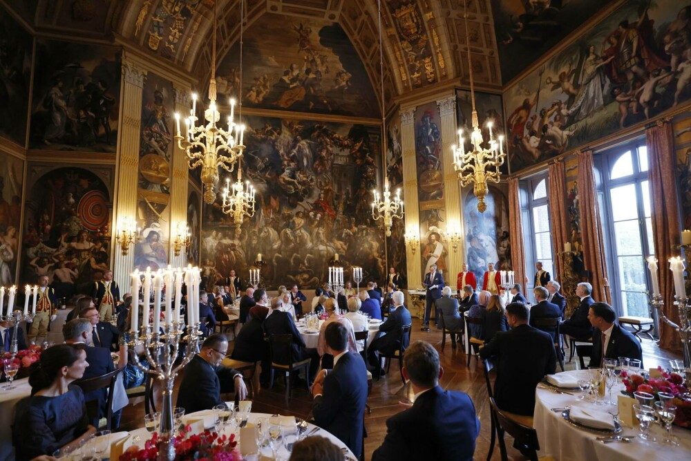Imagini spectaculoase de la dineul regal al liderilor NATO. Ce au mâncat oamenii cu bugete de apărare de 1.400 mld. $ | FOTO - Imaginea 30