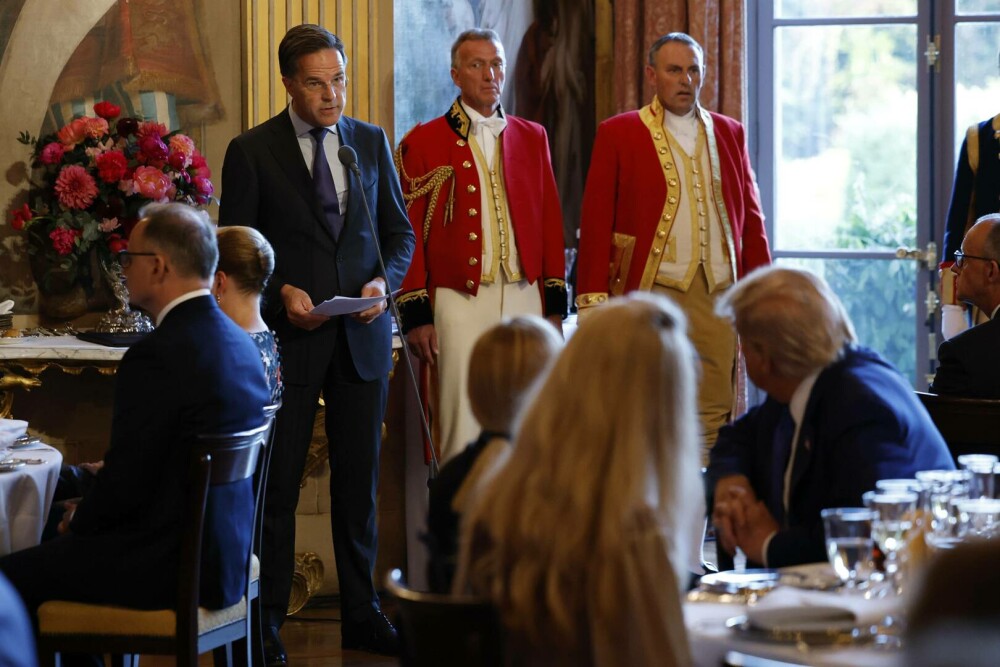 Imagini spectaculoase de la dineul regal al liderilor NATO. Ce au mâncat oamenii cu bugete de apărare de 1.400 mld. $ | FOTO - Imaginea 33