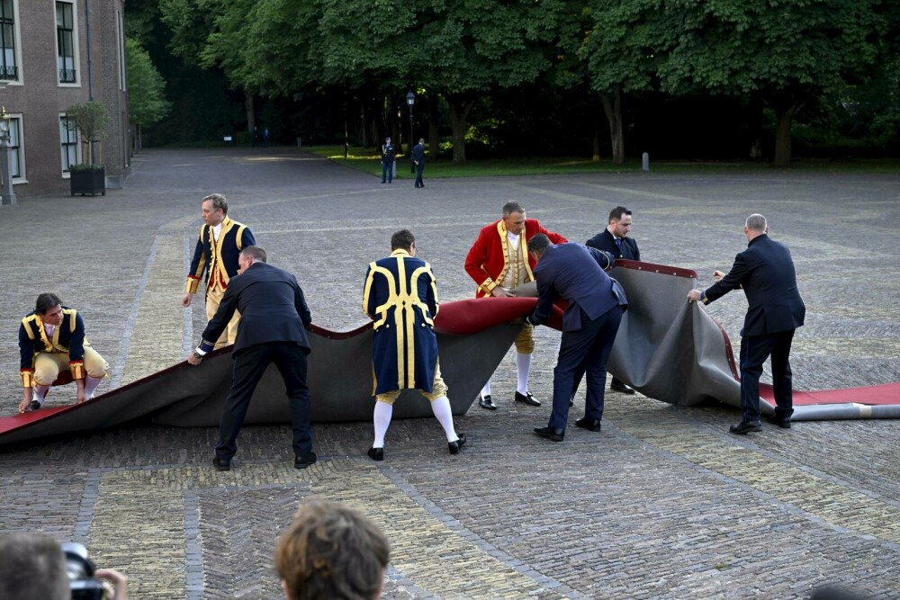 Imagini spectaculoase de la dineul regal al liderilor NATO. Ce au mâncat oamenii cu bugete de apărare de 1.400 mld. $ | FOTO - Imaginea 34