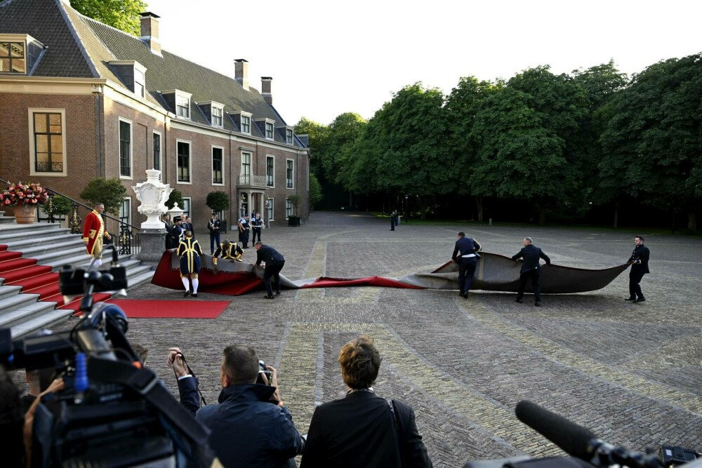 Imagini spectaculoase de la dineul regal al liderilor NATO. Ce au mâncat oamenii cu bugete de apărare de 1.400 mld. $ | FOTO - Imaginea 35