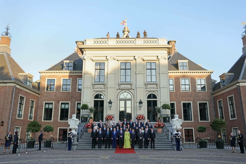 Imagini spectaculoase de la dineul regal al liderilor NATO. Ce au mâncat oamenii cu bugete de apărare de 1.400 mld. $ | FOTO - Imaginea 41