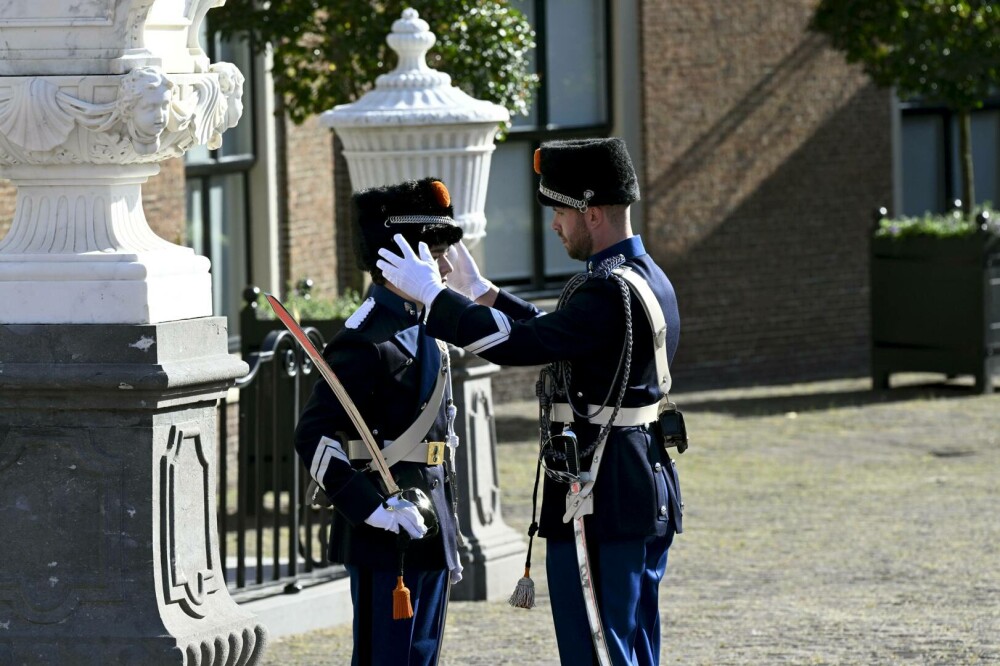 Imagini spectaculoase de la dineul regal al liderilor NATO. Ce au mâncat oamenii cu bugete de apărare de 1.400 mld. $ | FOTO - Imaginea 42