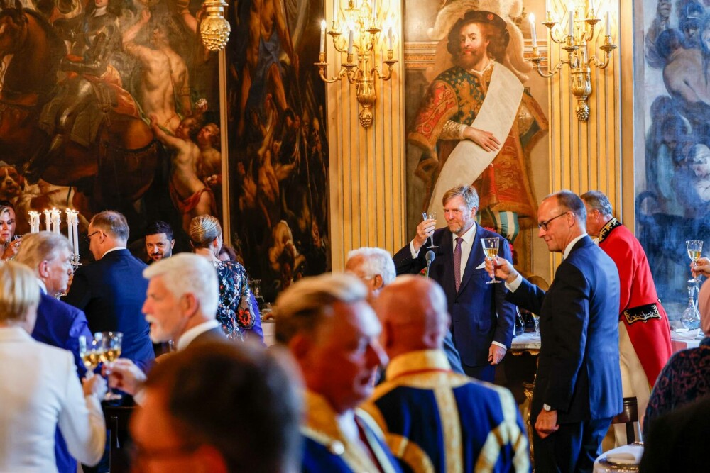 Imagini spectaculoase de la dineul regal al liderilor NATO. Ce au mâncat oamenii cu bugete de apărare de 1.400 mld. $ | FOTO - Imaginea 44