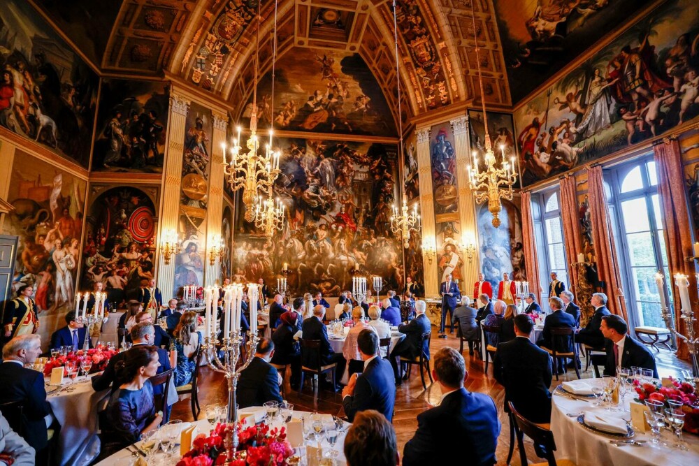 Imagini spectaculoase de la dineul regal al liderilor NATO. Ce au mâncat oamenii cu bugete de apărare de 1.400 mld. $ | FOTO - Imaginea 46