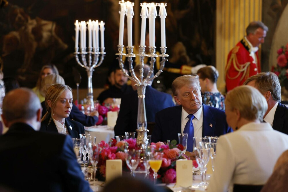 Imagini spectaculoase de la dineul regal al liderilor NATO. Ce au mâncat oamenii cu bugete de apărare de 1.400 mld. $ | FOTO - Imaginea 49
