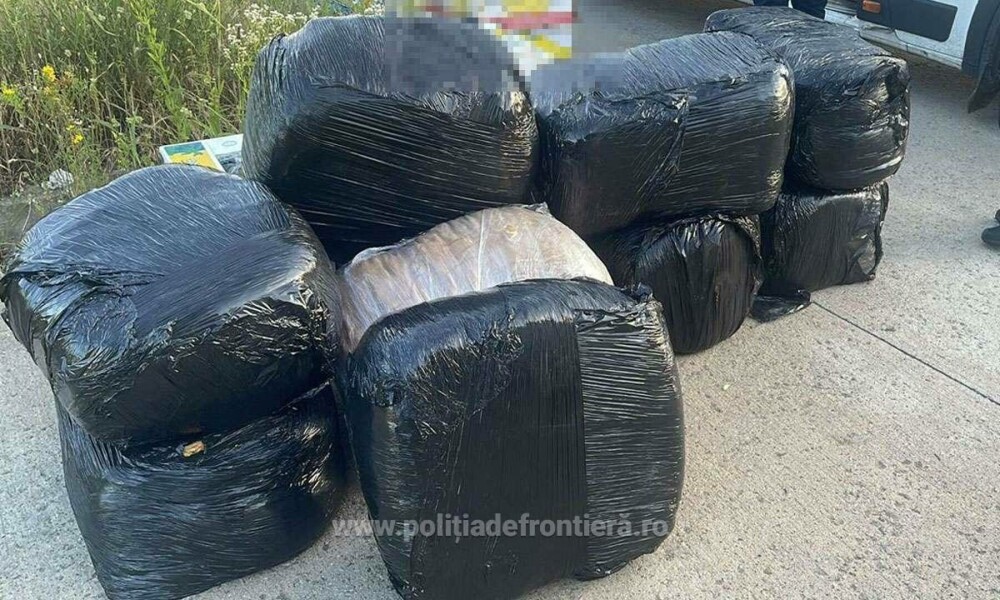 Poliţiştii din Giurgiu au făcut o descoperire de aproape 20.000 de euro într-un microbuz. Ce ascundea șoferul. FOTO - Imaginea 3