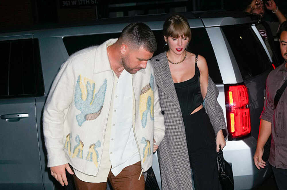 Taylor Swift şi Travis Kelce, pentru prima dată în calitate de cuplu pe covorul roşu. Cum au fost surprinși cei doi. VIDEO - Imaginea 1