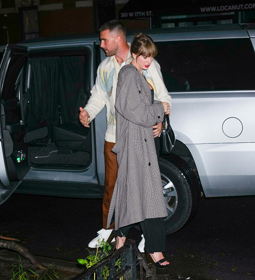 Taylor Swift şi Travis Kelce, pentru prima dată în calitate de cuplu pe covorul roşu. Cum au fost surprinși cei doi. VIDEO - Imaginea 4