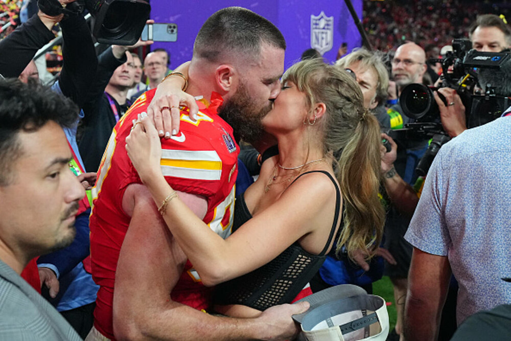 Taylor Swift şi Travis Kelce, pentru prima dată în calitate de cuplu pe covorul roşu. Cum au fost surprinși cei doi. VIDEO - Imaginea 7