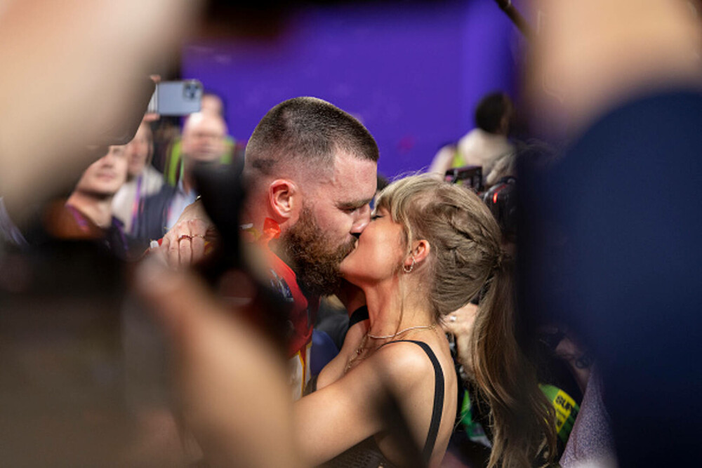 Taylor Swift şi Travis Kelce, pentru prima dată în calitate de cuplu pe covorul roşu. Cum au fost surprinși cei doi. VIDEO - Imaginea 10