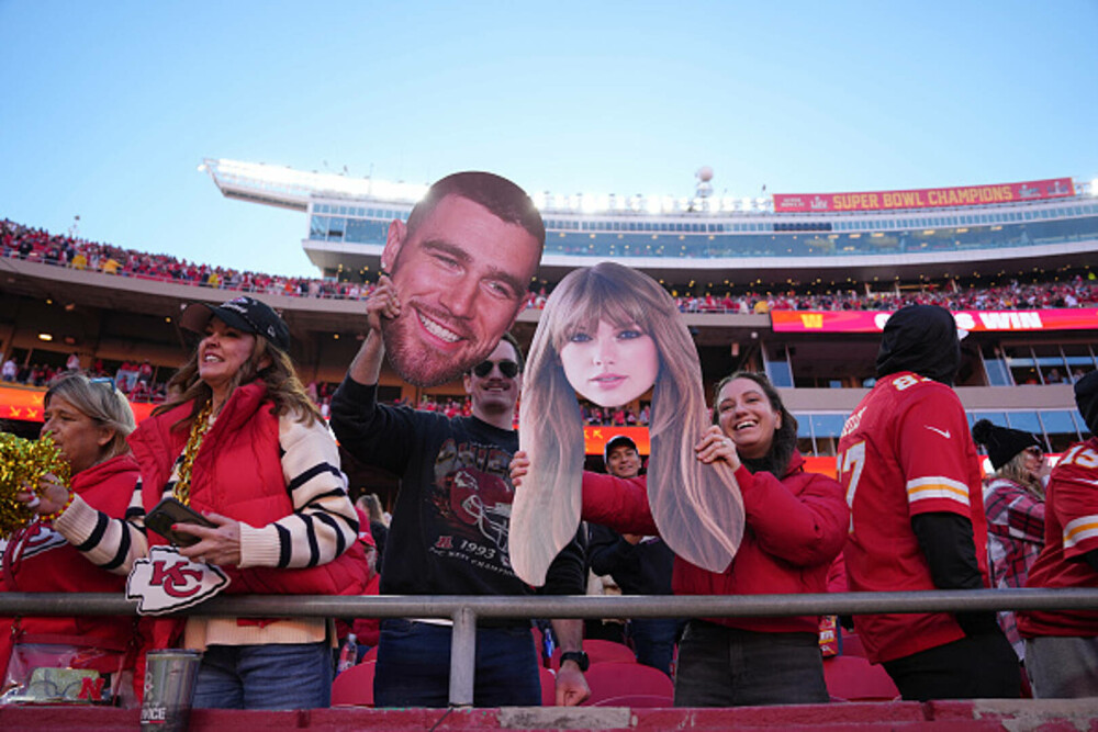 Taylor Swift şi Travis Kelce, pentru prima dată în calitate de cuplu pe covorul roşu. Cum au fost surprinși cei doi. VIDEO - Imaginea 24