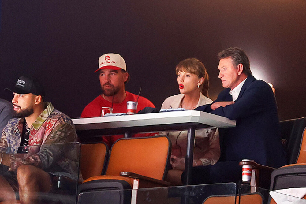 Taylor Swift şi Travis Kelce, pentru prima dată în calitate de cuplu pe covorul roşu. Cum au fost surprinși cei doi. VIDEO - Imaginea 32