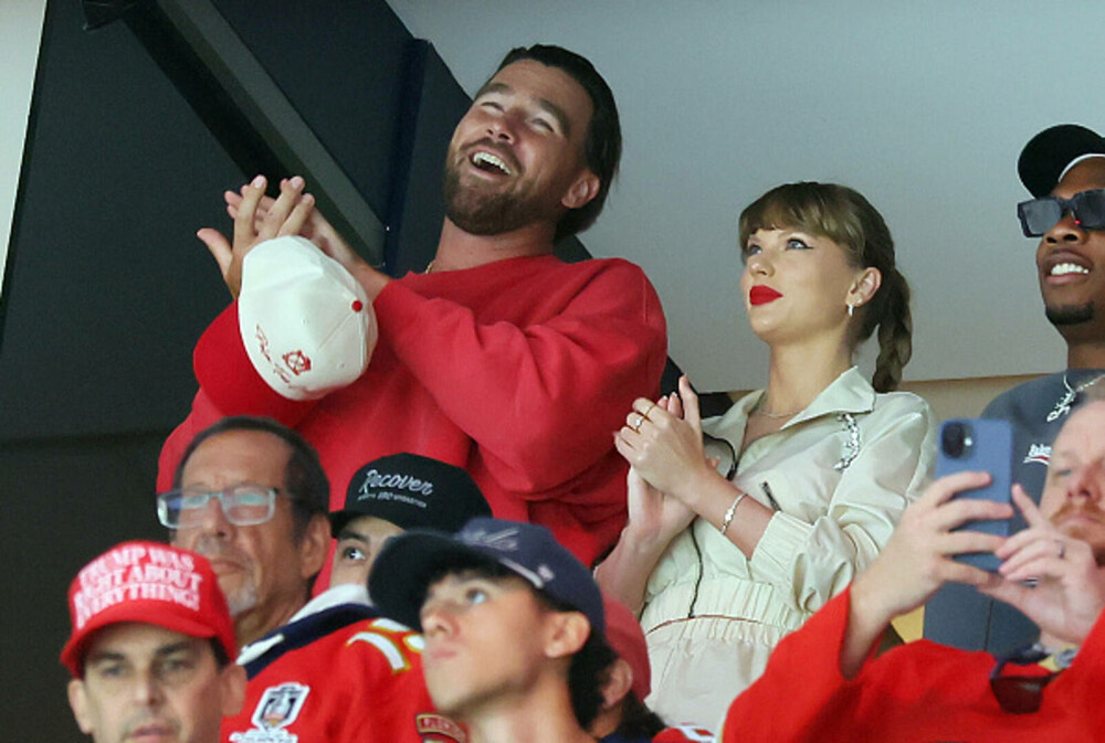 Taylor Swift şi Travis Kelce, pentru prima dată în calitate de cuplu pe covorul roşu. Cum au fost surprinși cei doi. VIDEO - Imaginea 33