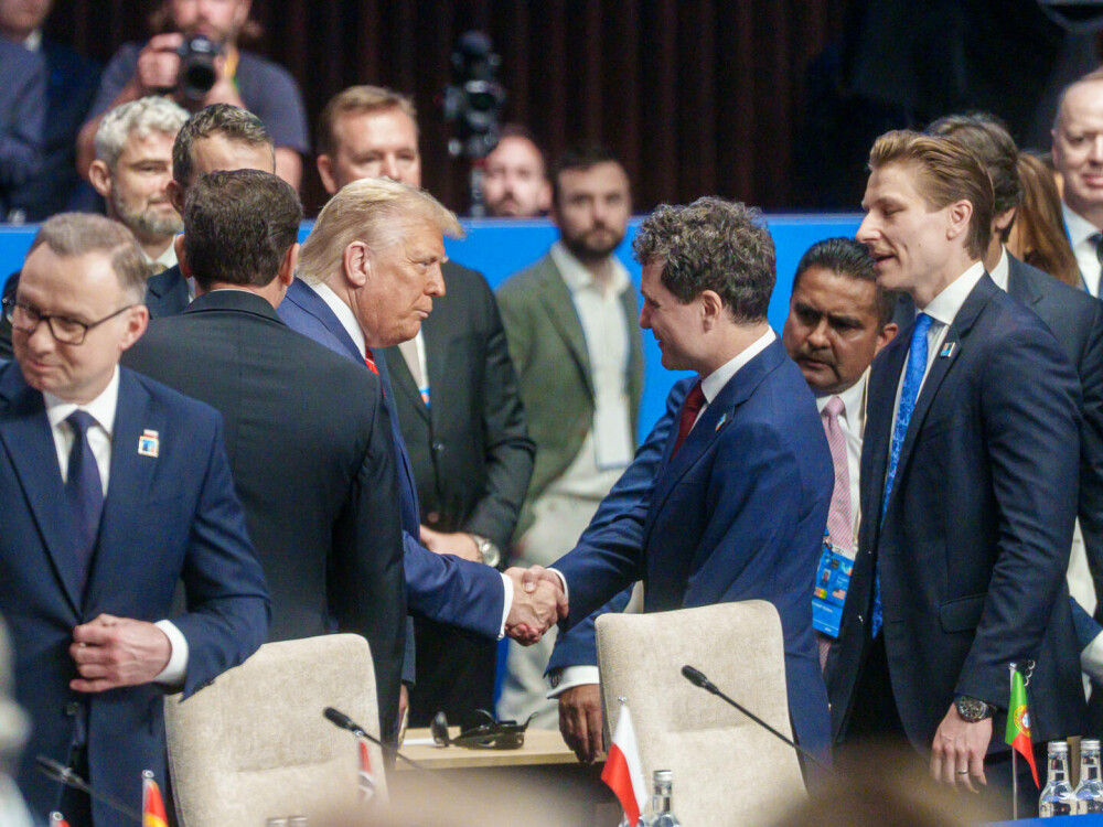 Nicuşor Dan, alături de preşedintele SUA, Donald Trump, la Summitul NATO de la Haga. Cei doi şi-au strâns mâna - Imaginea 1