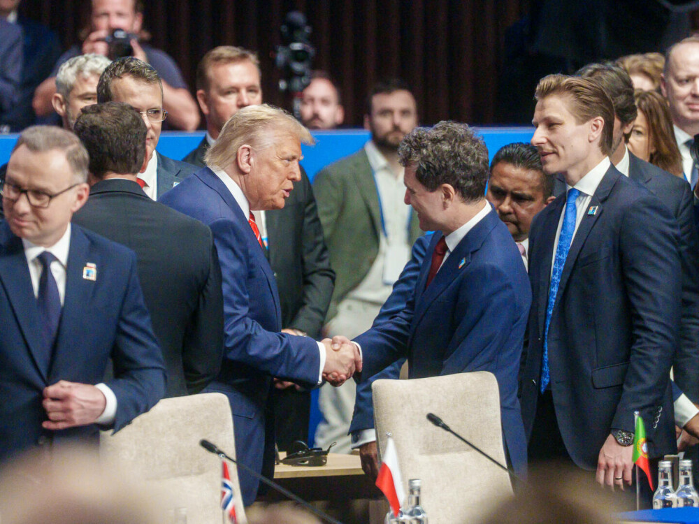 Nicuşor Dan, alături de preşedintele SUA, Donald Trump, la Summitul NATO de la Haga. Cei doi şi-au strâns mâna - Imaginea 2