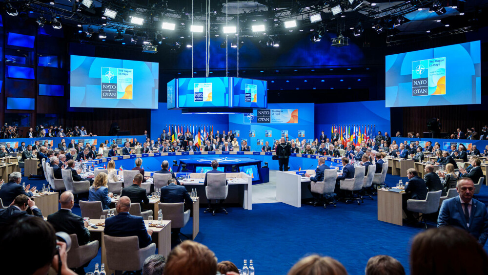 Nicuşor Dan, alături de preşedintele SUA, Donald Trump, la Summitul NATO de la Haga. Cei doi şi-au strâns mâna - Imaginea 6