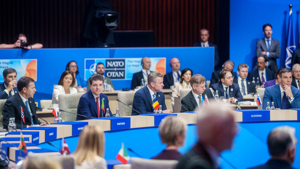 Nicuşor Dan, alături de preşedintele SUA, Donald Trump, la Summitul NATO de la Haga. Cei doi şi-au strâns mâna - Imaginea 7