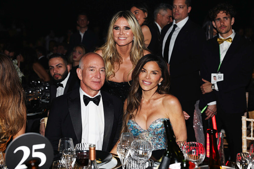 Jeff Bezos și Lauren Sanchez au ajuns la Veneția pentru „nunta secolului”. Ce vedete sunt pe lista invitaților. FOTO & VIDEO - Imaginea 26