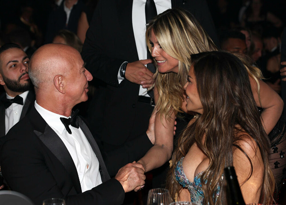 Una dintre cele 27 de rochii de designer ale lui Lauren Sanchez ar fi fost furată din hotel imediat după nunta cu Jeff Bezos - Imaginea 23