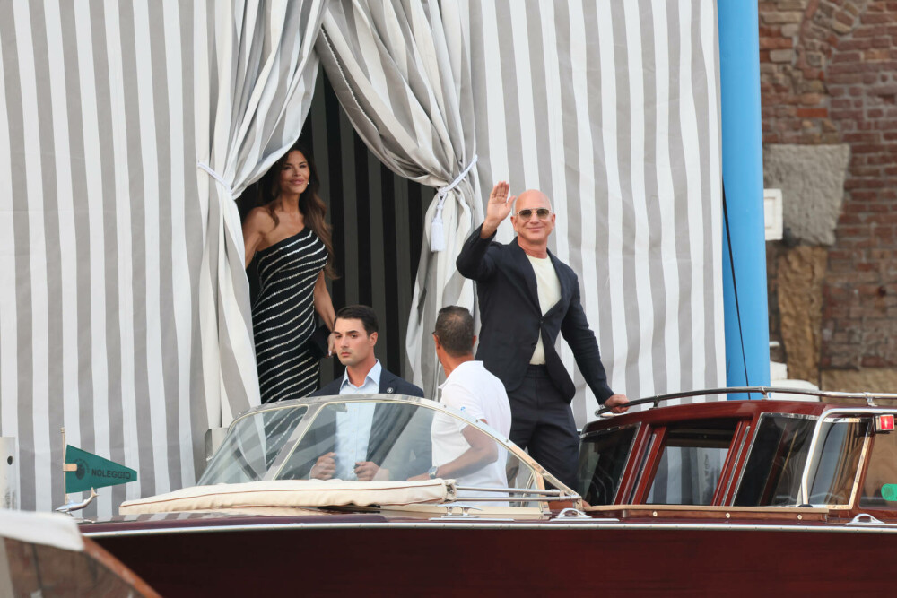 Vedetele ajung la Veneția pentru nunta lui Jeff Bezos. Cum s-a îmbrăcat Kim Kardashian. FOTO - Imaginea 11