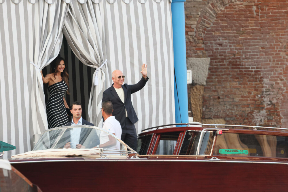 Vedetele ajung la Veneția pentru nunta lui Jeff Bezos. Cum s-a îmbrăcat Kim Kardashian. FOTO - Imaginea 12