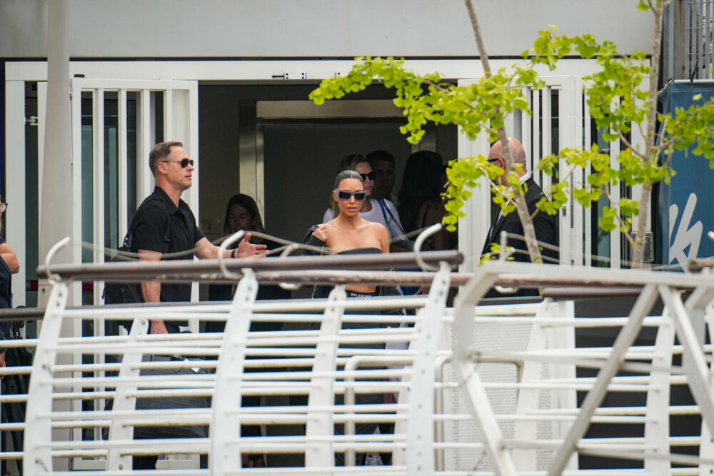 Vedetele ajung la Veneția pentru nunta lui Jeff Bezos. Cum s-a îmbrăcat Kim Kardashian. FOTO - Imaginea 16