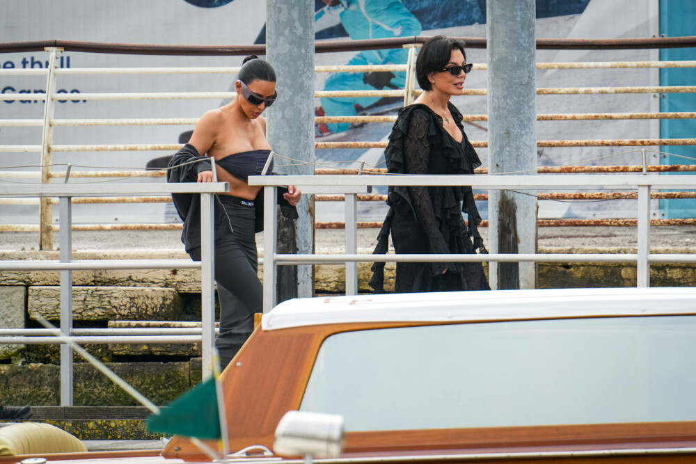 Vedetele ajung la Veneția pentru nunta lui Jeff Bezos. Cum s-a îmbrăcat Kim Kardashian. FOTO - Imaginea 19