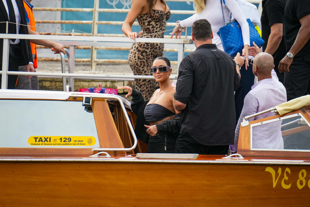 Vedetele ajung la Veneția pentru nunta lui Jeff Bezos. Cum s-a îmbrăcat Kim Kardashian. FOTO - Imaginea 23