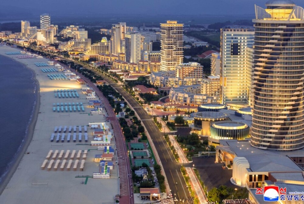 Kim Jong-Un, alături de soție și fiică, la inaugurarea unui nou resort de lux pe plajă. Imagini cu parada grandioasă. FOTO - Imaginea 2