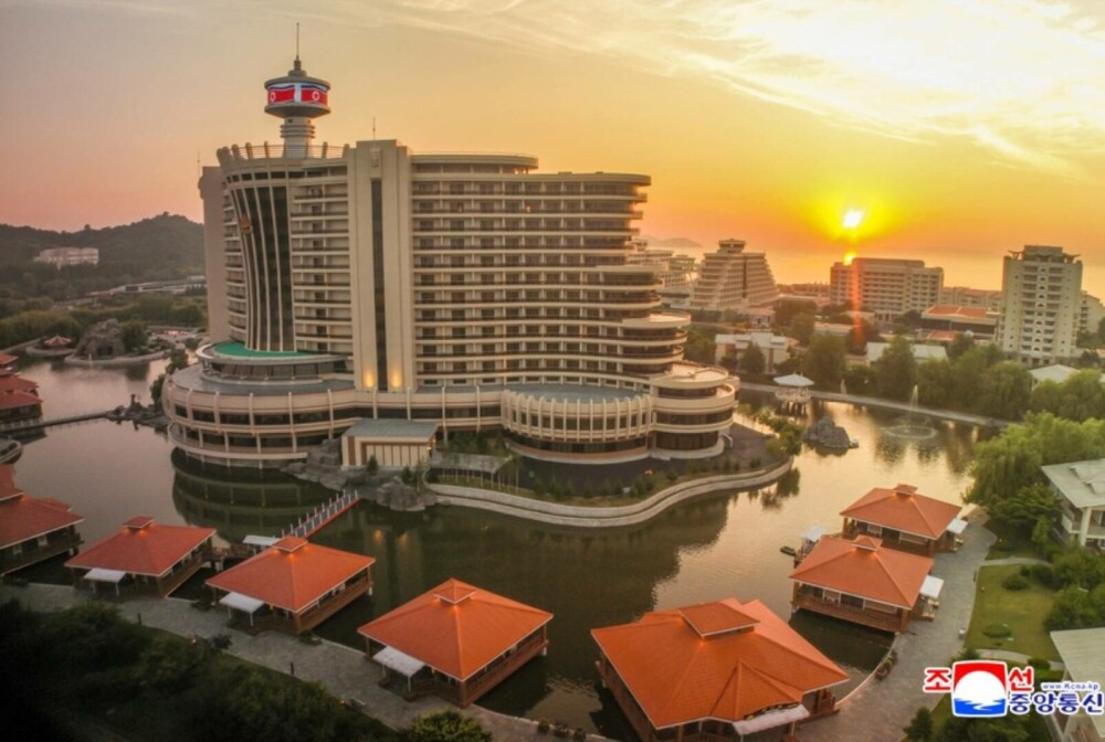 Kim Jong-Un, alături de soție și fiică, la inaugurarea unui nou resort de lux pe plajă. Imagini cu parada grandioasă. FOTO - Imaginea 3