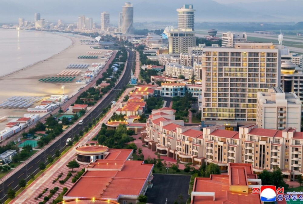 Kim Jong-Un, alături de soție și fiică, la inaugurarea unui nou resort de lux pe plajă. Imagini cu parada grandioasă. FOTO - Imaginea 4