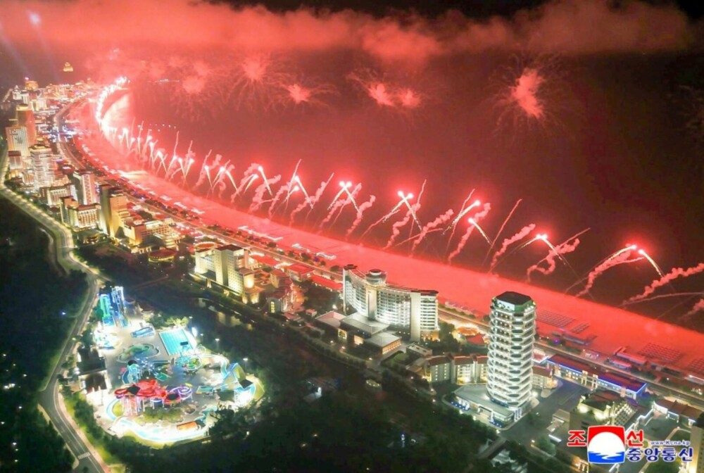 Kim Jong-Un, alături de soție și fiică, la inaugurarea unui nou resort de lux pe plajă. Imagini cu parada grandioasă. FOTO - Imaginea 5