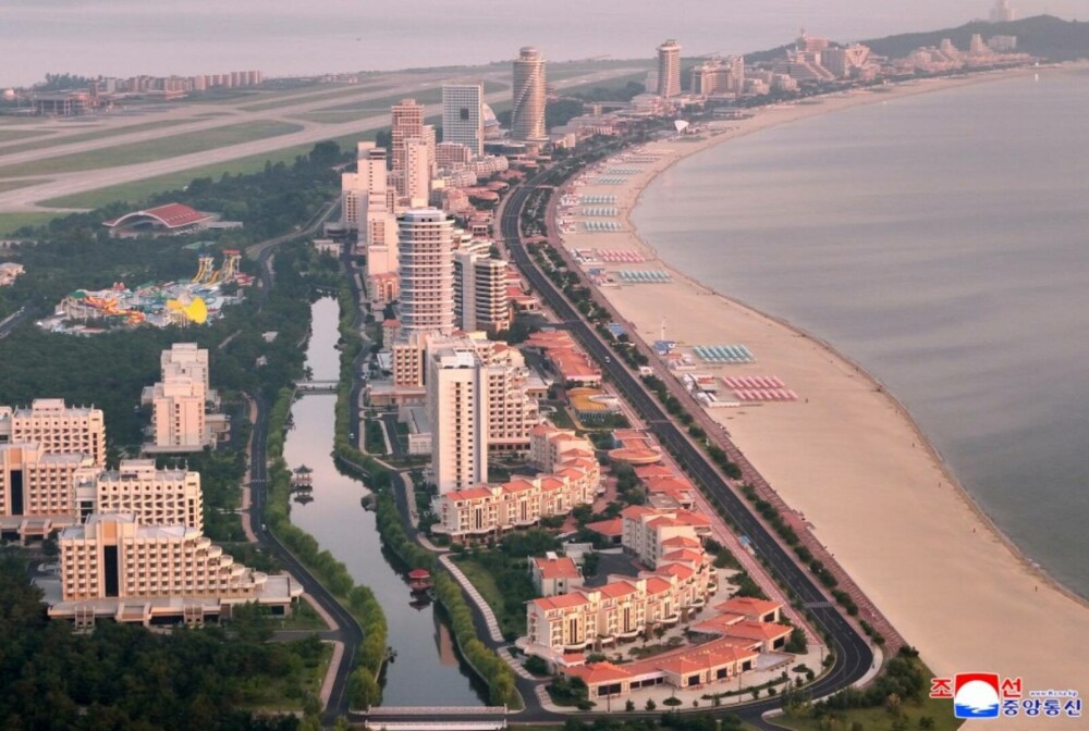Kim Jong-Un, alături de soție și fiică, la inaugurarea unui nou resort de lux pe plajă. Imagini cu parada grandioasă. FOTO - Imaginea 8