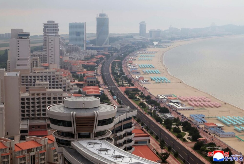 Kim Jong-Un, alături de soție și fiică, la inaugurarea unui nou resort de lux pe plajă. Imagini cu parada grandioasă. FOTO - Imaginea 9