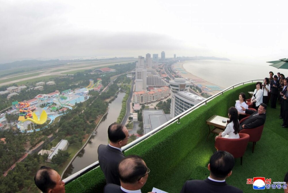 Kim Jong-Un, alături de soție și fiică, la inaugurarea unui nou resort de lux pe plajă. Imagini cu parada grandioasă. FOTO - Imaginea 10