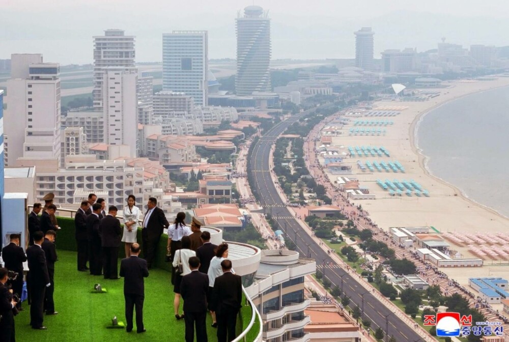 Kim Jong-Un, alături de soție și fiică, la inaugurarea unui nou resort de lux pe plajă. Imagini cu parada grandioasă. FOTO - Imaginea 11