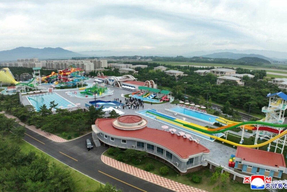 Kim Jong-Un, alături de soție și fiică, la inaugurarea unui nou resort de lux pe plajă. Imagini cu parada grandioasă. FOTO - Imaginea 12