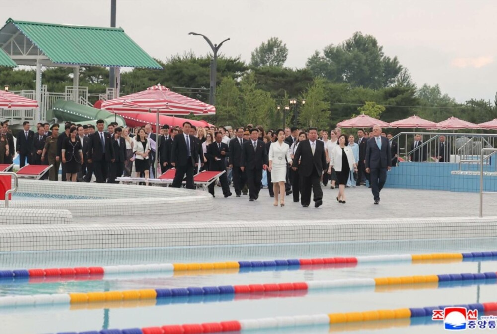 Kim Jong-Un, alături de soție și fiică, la inaugurarea unui nou resort de lux pe plajă. Imagini cu parada grandioasă. FOTO - Imaginea 13
