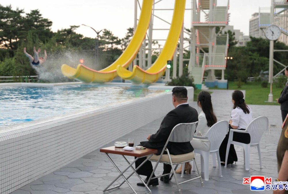 Kim Jong-Un, alături de soție și fiică, la inaugurarea unui nou resort de lux pe plajă. Imagini cu parada grandioasă. FOTO - Imaginea 14