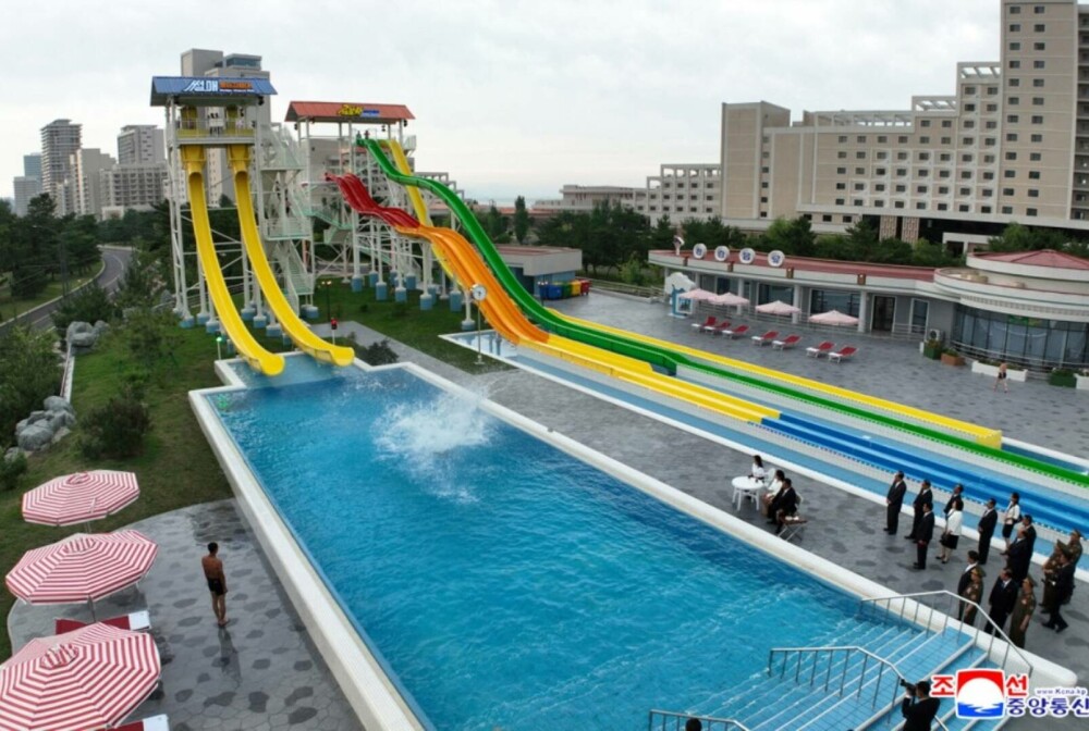 Kim Jong-Un, alături de soție și fiică, la inaugurarea unui nou resort de lux pe plajă. Imagini cu parada grandioasă. FOTO - Imaginea 15