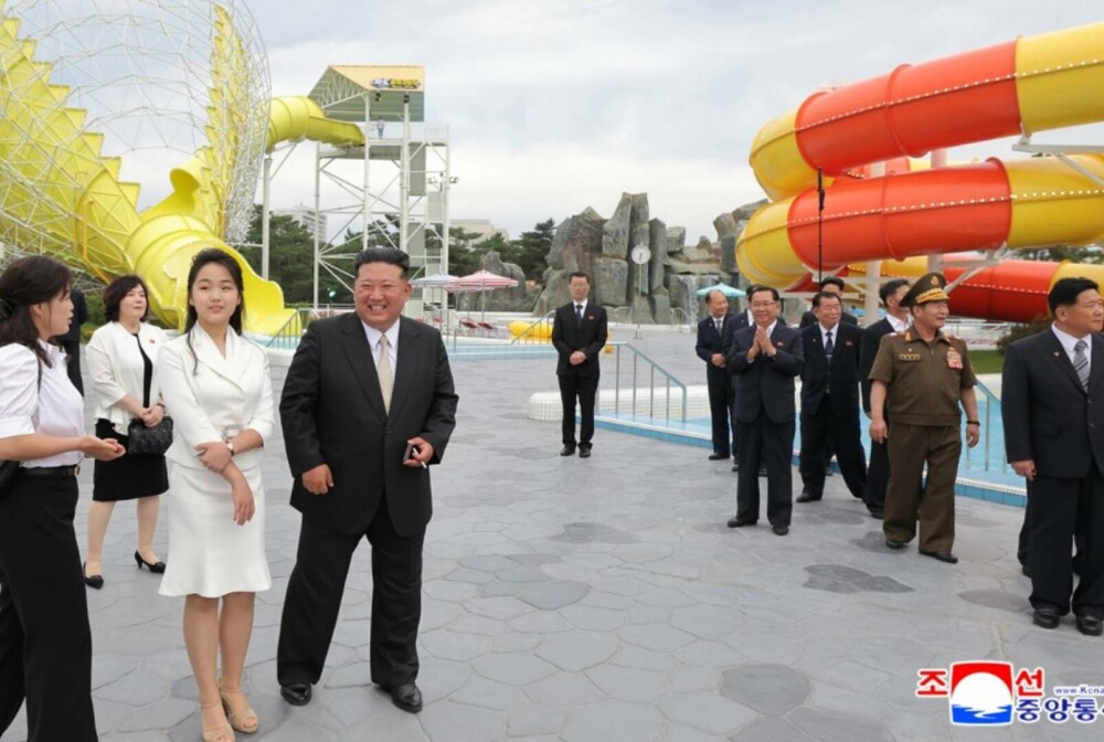 Kim Jong-Un, alături de soție și fiică, la inaugurarea unui nou resort de lux pe plajă. Imagini cu parada grandioasă. FOTO - Imaginea 16