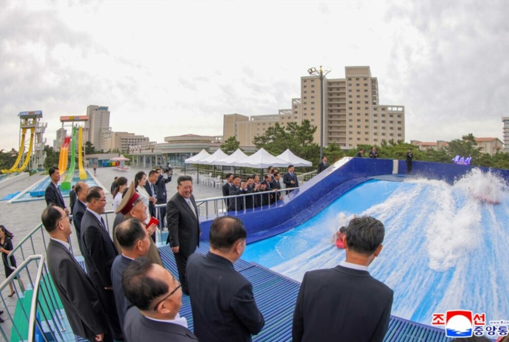 Kim Jong-Un, alături de soție și fiică, la inaugurarea unui nou resort de lux pe plajă. Imagini cu parada grandioasă. FOTO - Imaginea 17