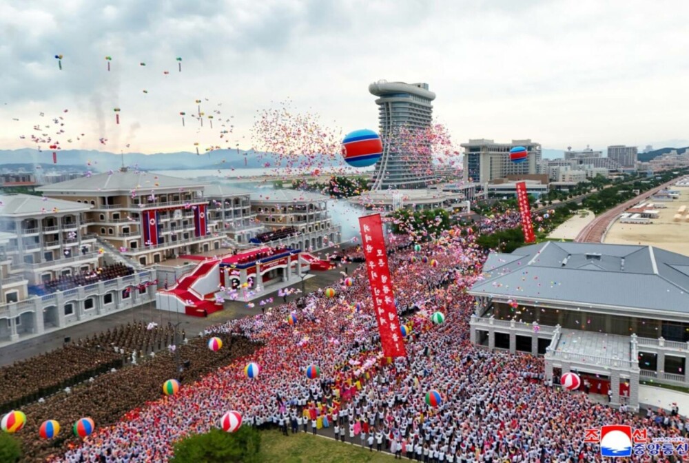 Kim Jong-Un, alături de soție și fiică, la inaugurarea unui nou resort de lux pe plajă. Imagini cu parada grandioasă. FOTO - Imaginea 18