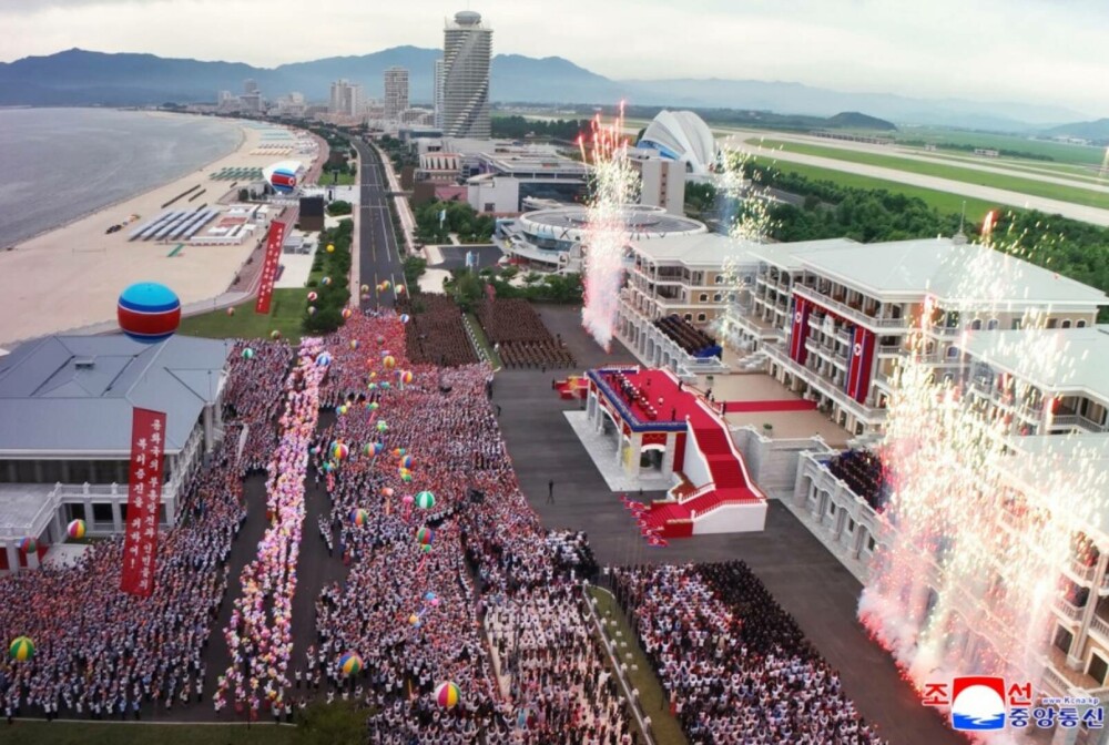 Kim Jong-Un, alături de soție și fiică, la inaugurarea unui nou resort de lux pe plajă. Imagini cu parada grandioasă. FOTO - Imaginea 20