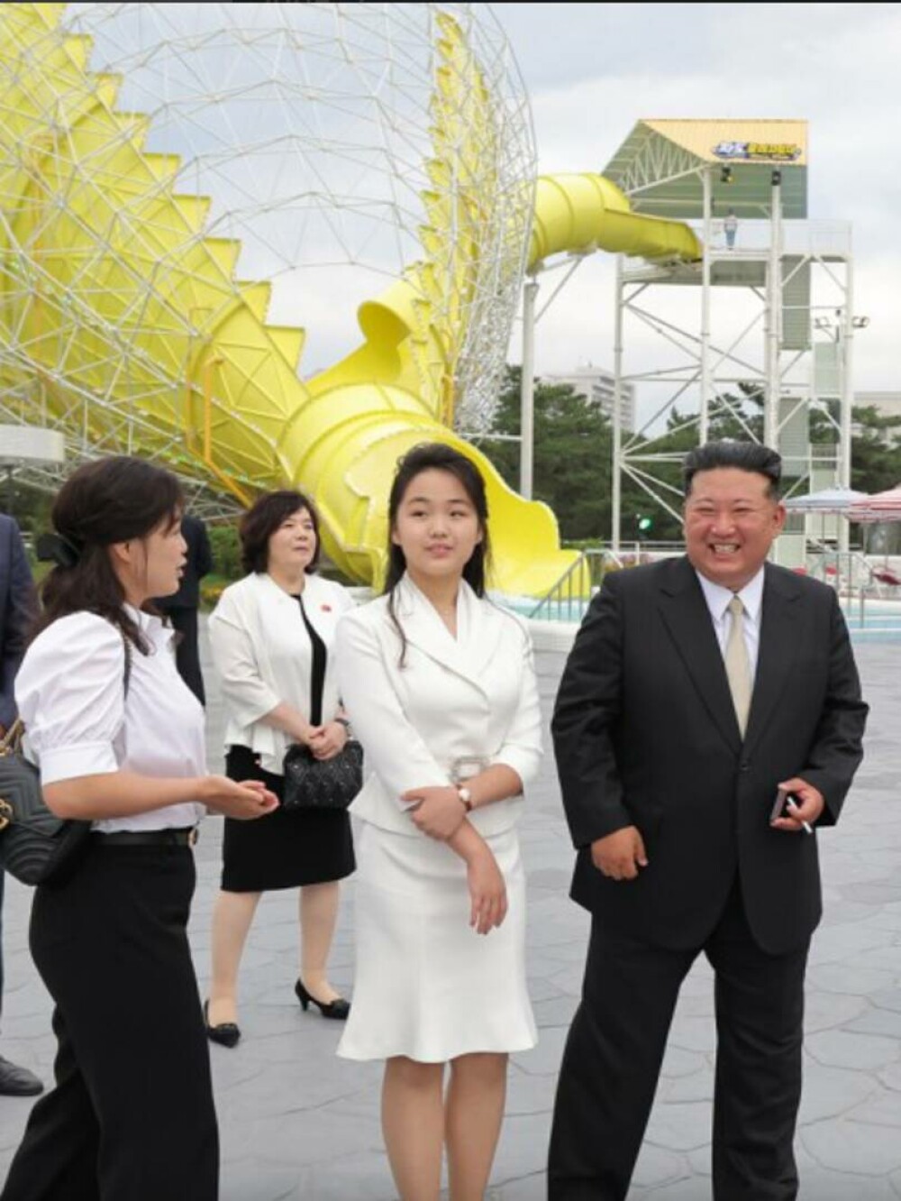 Kim Jong-Un, alături de soție și fiică, la inaugurarea unui nou resort de lux pe plajă. Imagini cu parada grandioasă. FOTO - Imaginea 22