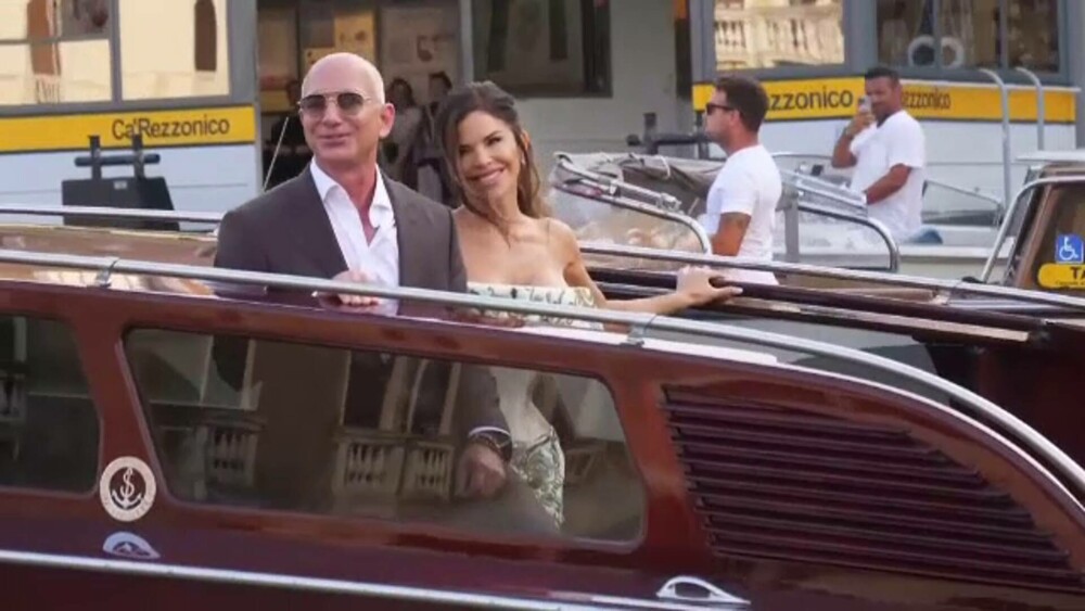 Una dintre cele 27 de rochii de designer ale lui Lauren Sanchez ar fi fost furată din hotel imediat după nunta cu Jeff Bezos - Imaginea 17