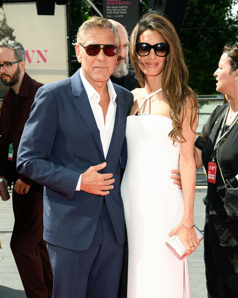 George și Amal Clooney, apariție de senzație pe covorul roșu, în Londra. Actorul de 64 de ani a revenit la părul cărunt. FOTO - Imaginea 5