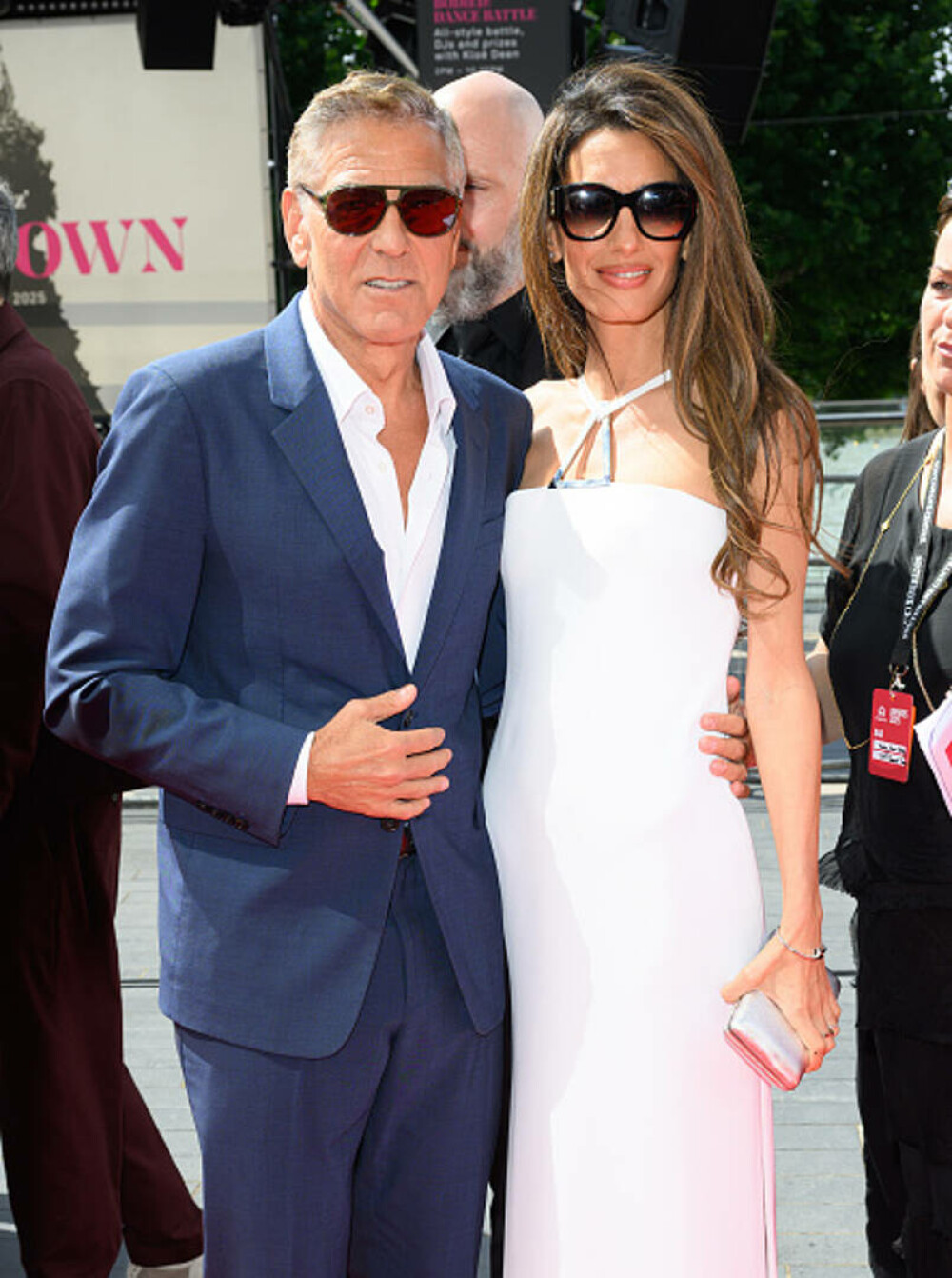 George și Amal Clooney, apariție de senzație pe covorul roșu, în Londra. Actorul de 64 de ani a revenit la părul cărunt. FOTO - Imaginea 6